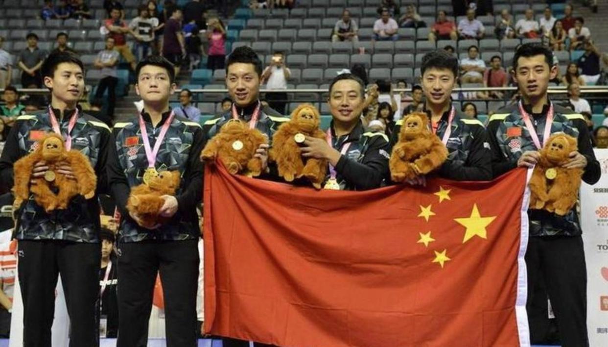 国乒王者同框：张继科龙眉凤目，英姿飒爽；马龙龙姿凤表，笑意粲然；刘国梁气色盈和，