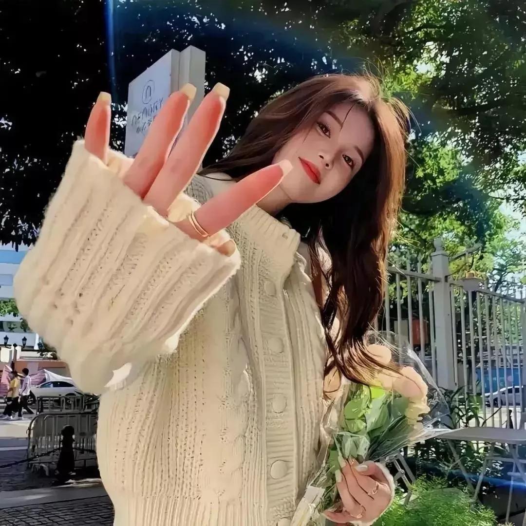 温柔一握，幸福来敲门🌸 幸福敲了门 张开手拥抱美好 幸福他来把门敲 幸福会来敲