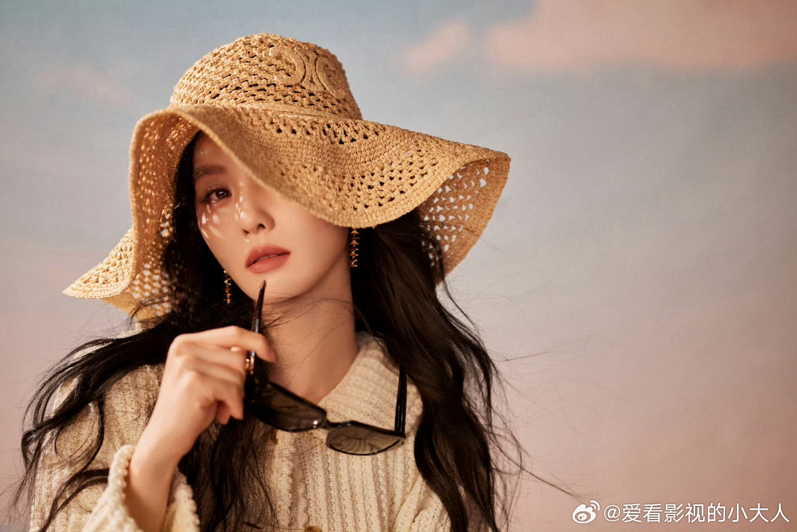 刘诗诗慵懒海风look 刘诗诗慵懒海风look  氛围感扑面而来，啊啊啊啊好美好