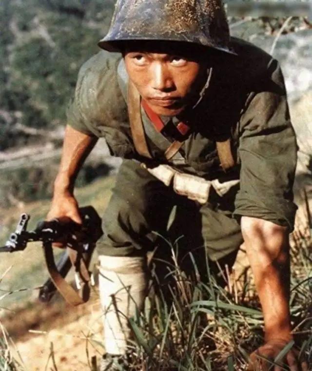 "打死不许动"——趴下的是自己人，站着的是敌人！

有一个网友，是对越自卫反击战