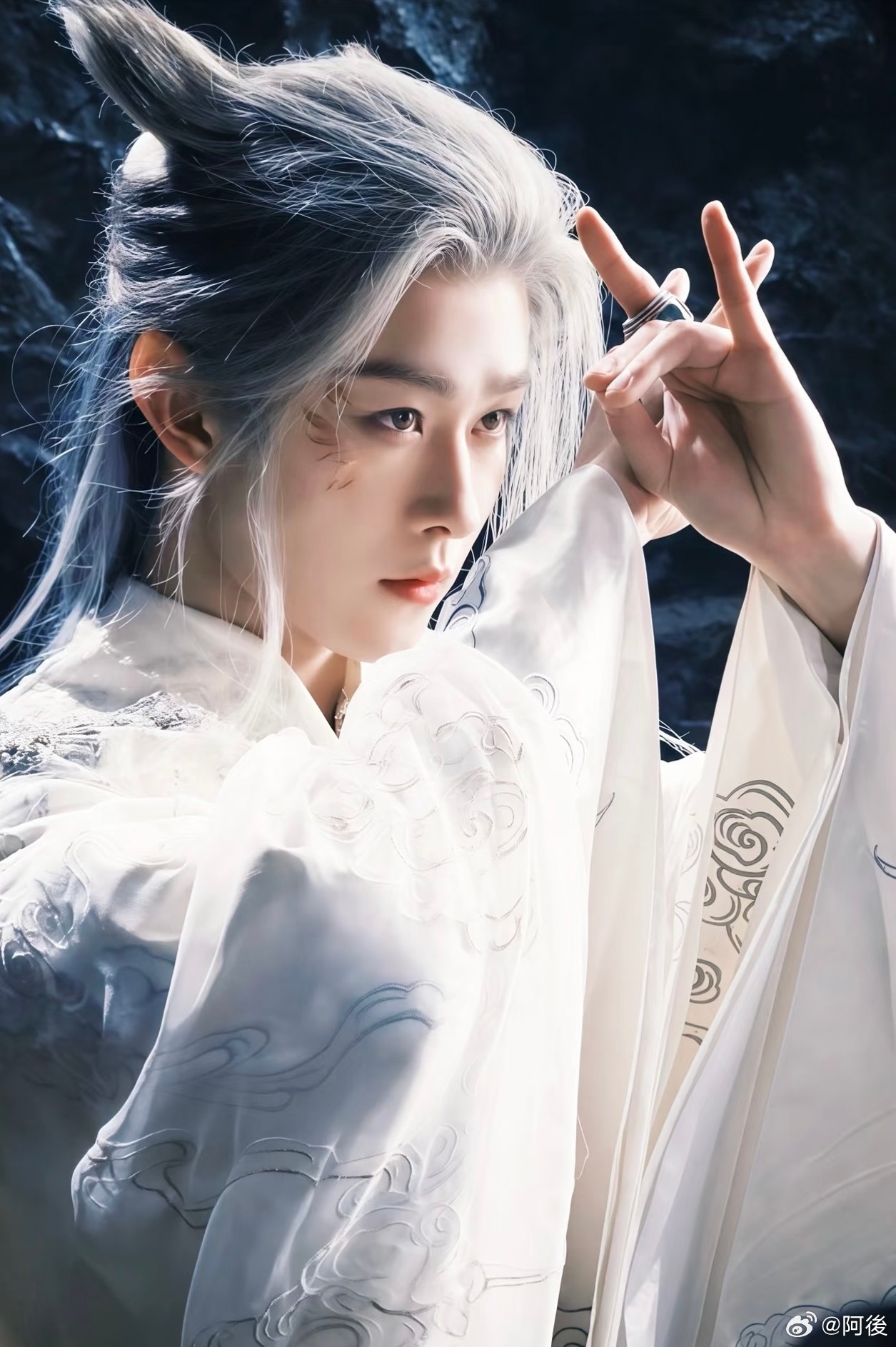 世界寄露捧花名场面 纯情又内敛的寄灵真的太让人心软，捧着花走向心上人的样子，温柔