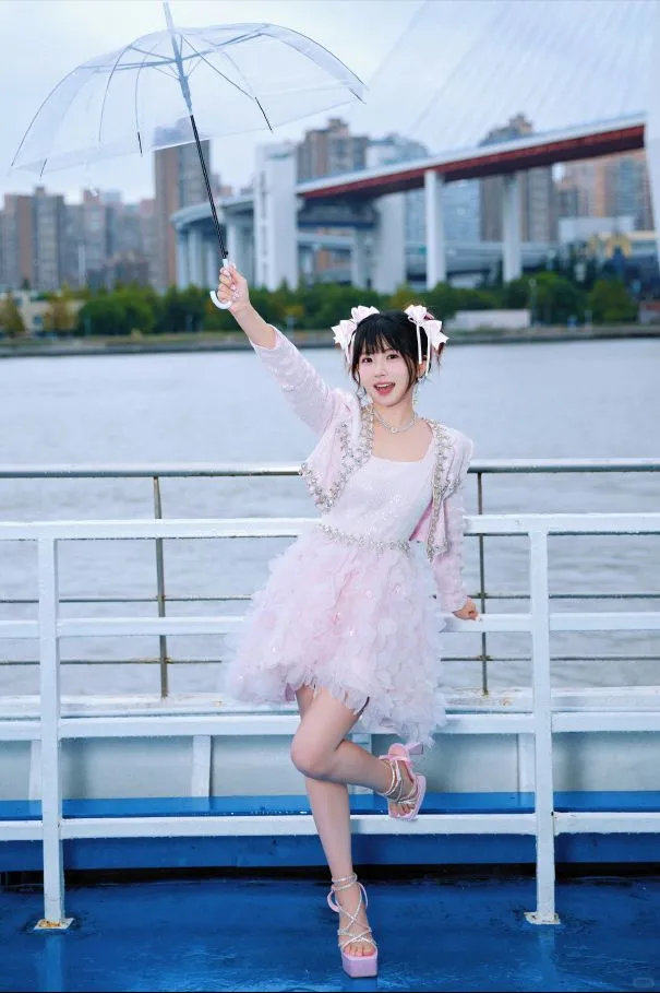 PB-赖美云：轮渡上的甜美瞬间！
