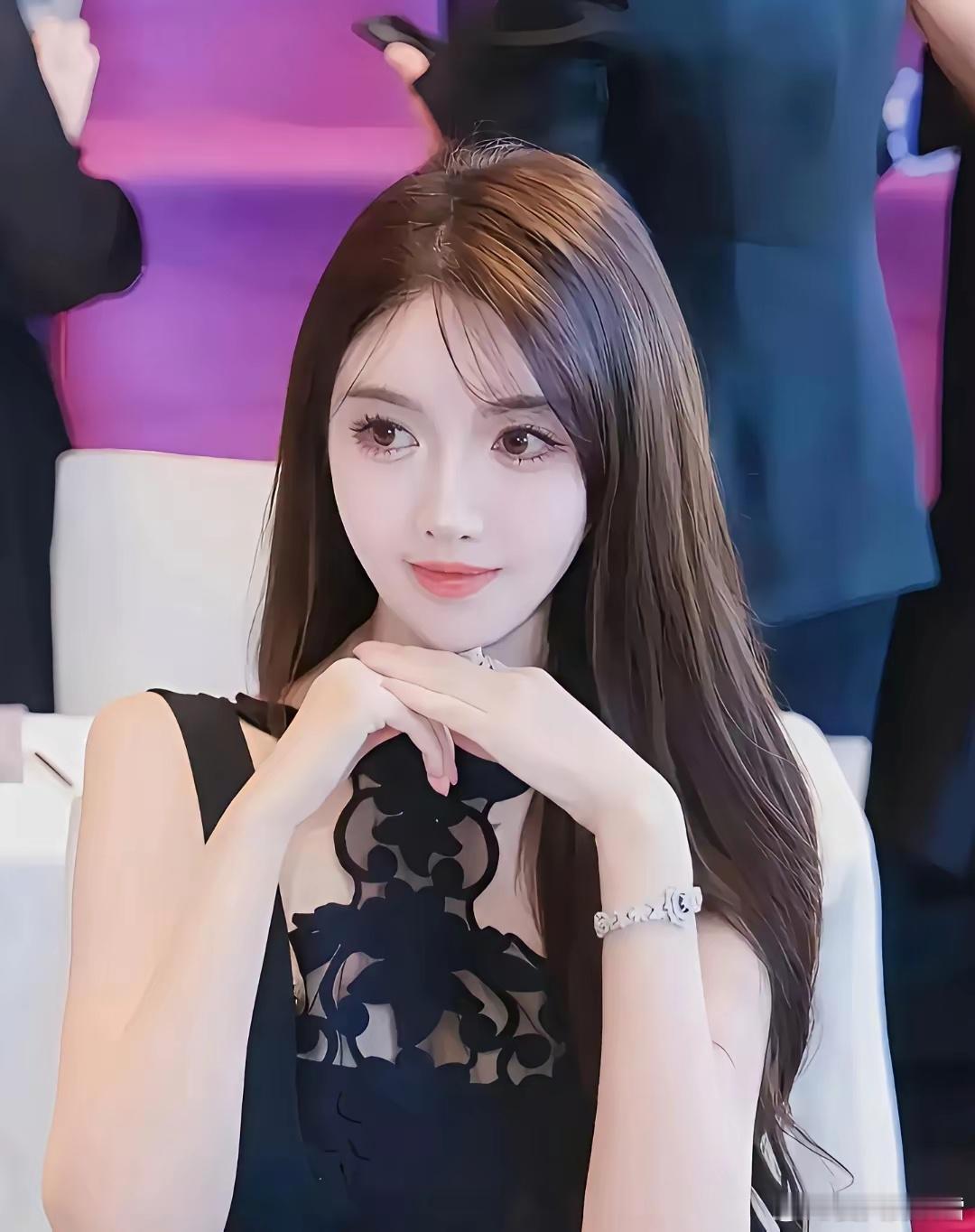 这样的女人哪个男人能伤的到？黄晓明在她眼里算个毛线。叶柯被网友问：“失恋了，怎么