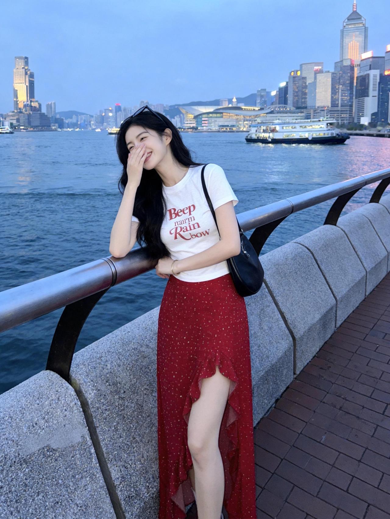 感受夜晚的浪漫与宁静红白相搭尽显时尚潮流闪闪发光的红白撞色套装