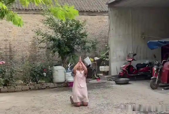 看哭了！河南突降大雨，大妈冲出家门，跪地叩谢，爬屋顶感恩像孩子
河南连日高温干旱