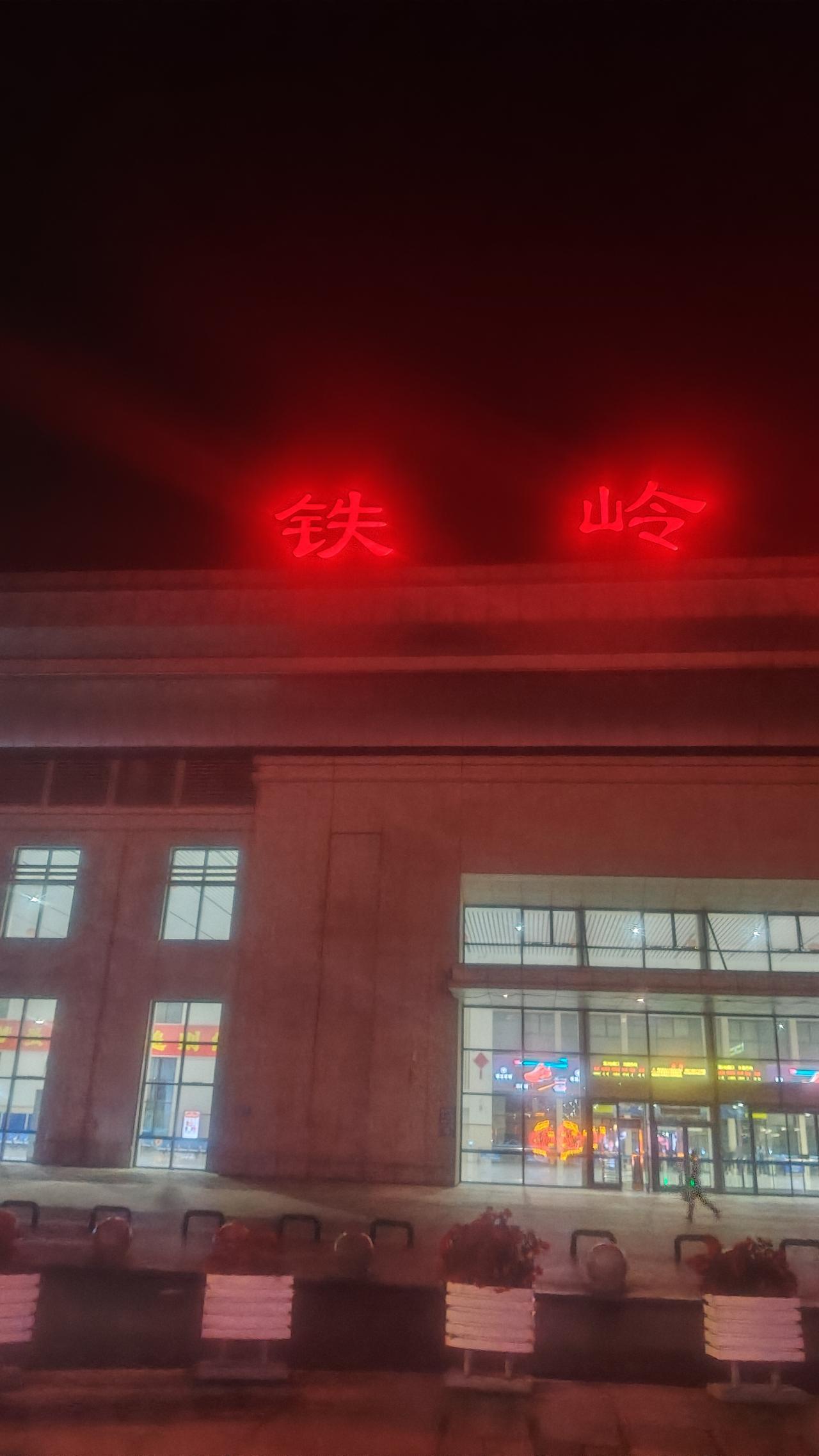 宇宙的尽头怎么今晚呼吸怎么都感觉有点压得慌呢？是气压低要下雨还是我胖的原因[捂脸