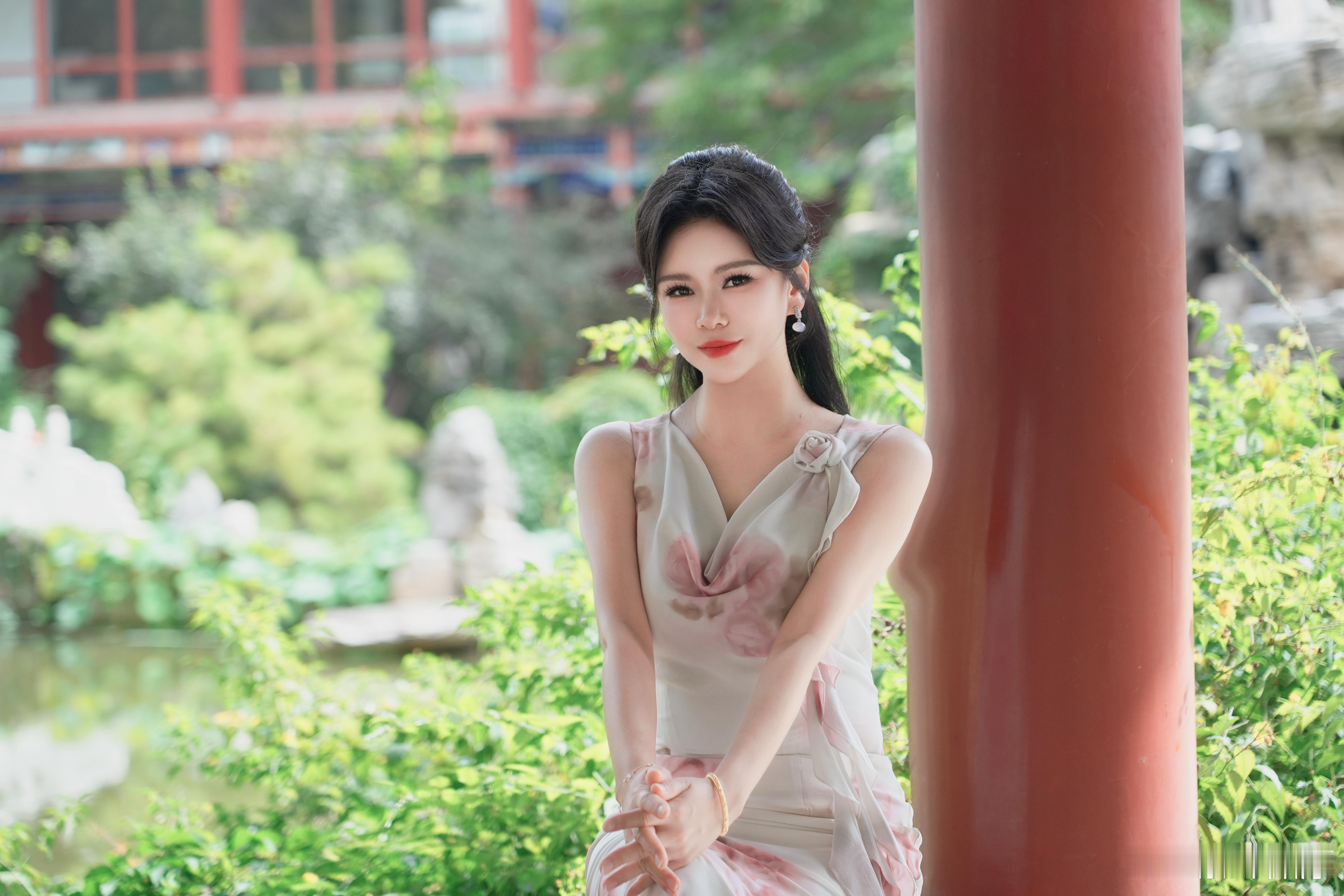 凤凰网财经主持人刘美希 刘美希的长裙造型给人一种梦幻的感觉，仿佛她是从仙境走来的