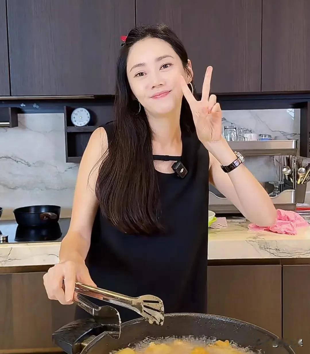 秋瓷炫，嫁到中国的女孩，她很喜欢做中国美食，以前她吃过很多苦，人生就是这样，没有
