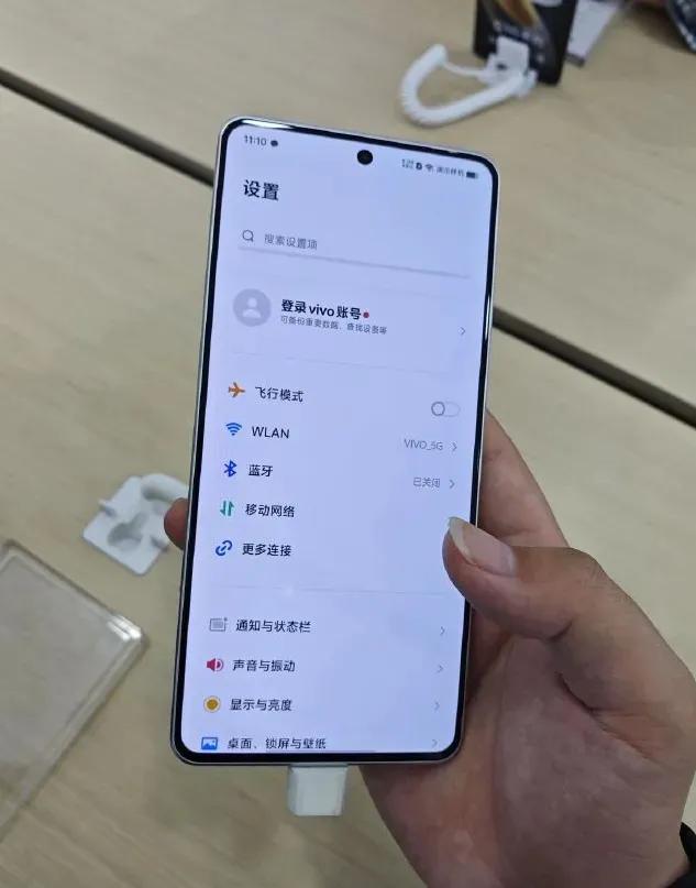 iQOO Z9 Turbo外观曝光了，和iqoo 12的确非常相似，核心配置如下