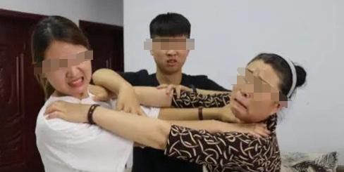 我媳妇跟我妈吵了20多年，结果最后我妈走了，她自己躲起来哭，我问她为什么？她跟我