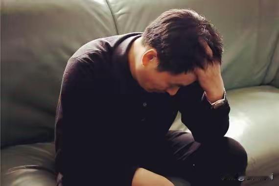 昨天，我们小区一位45岁男子突然去世了，妻子号啕大哭，对78岁公公吼道：“都是因