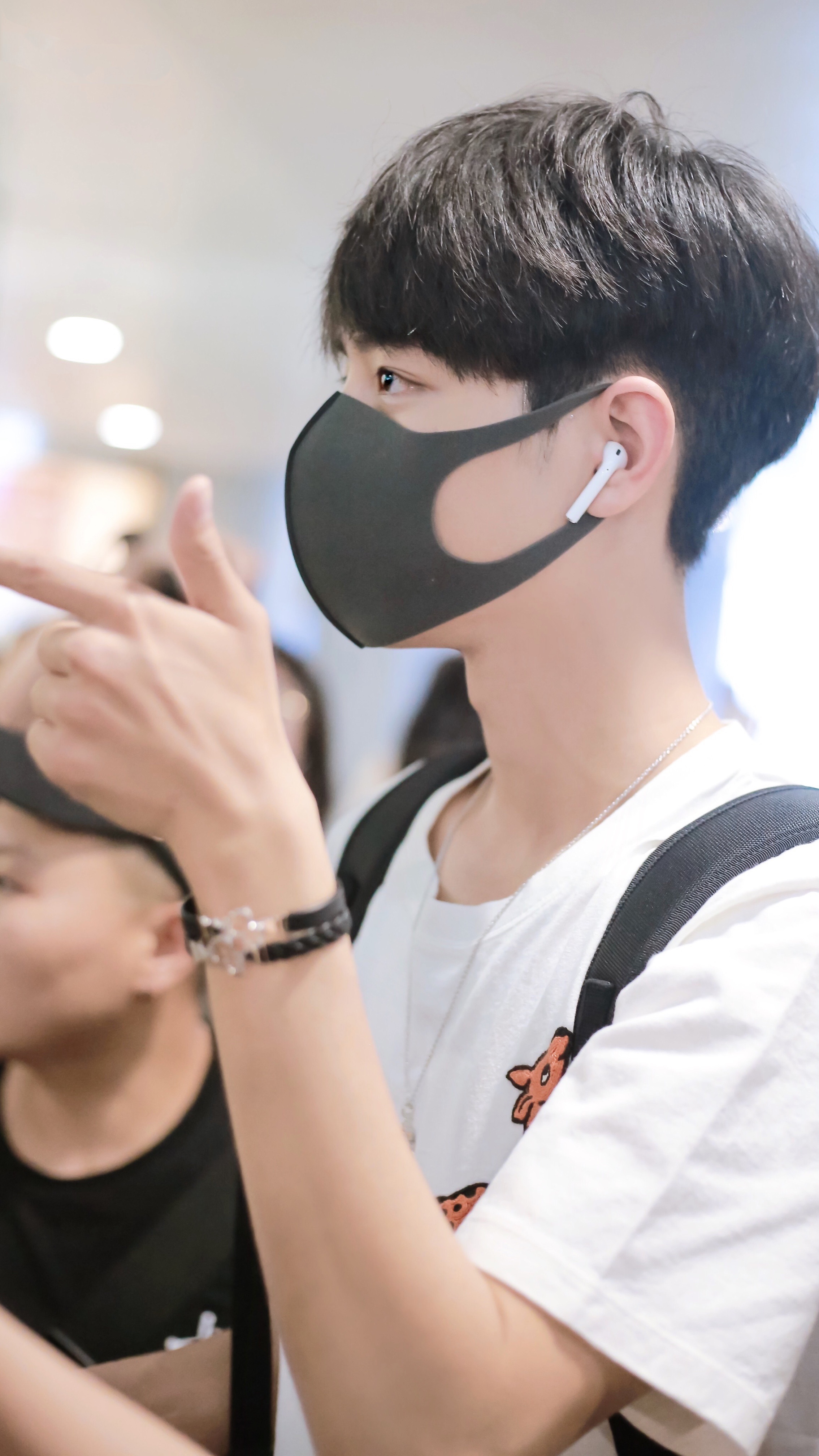 肖战尚界预定数量◎肖战不对称西装  口罩也挡不住的帅气呀！📮余承东官宣肖战代言