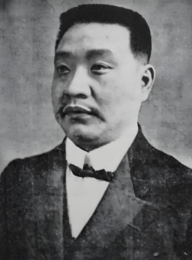 1879年，浙江巡抚谭钟麟午睡之后，路过通房丫头卧室时与之发生关系，而就是这一次