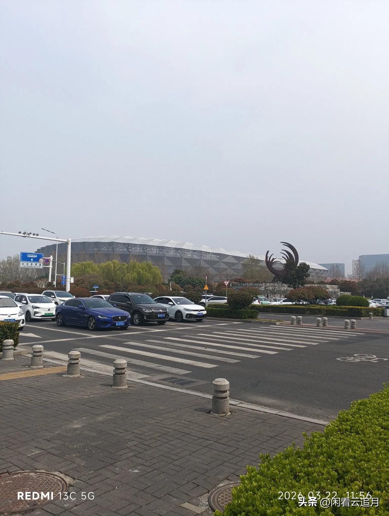 春日生活打卡季济宁“鸟巢”体育场，外观恢宏大气，据说能容纳3万多观众。路过几次了