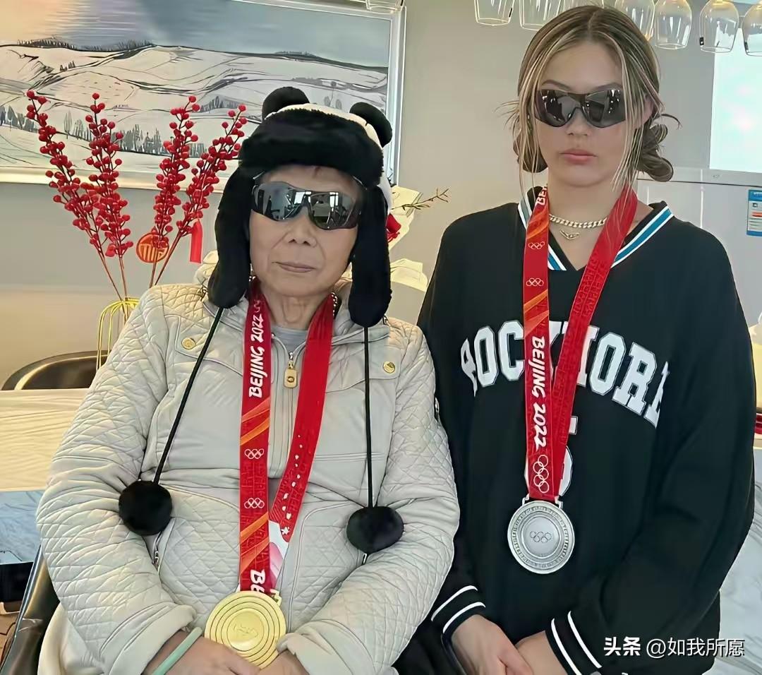 看把大家给急的，
谷爱凌管姥姥叫奶奶，
愣是让网友吵翻了天，还有人搬出“随母姓”