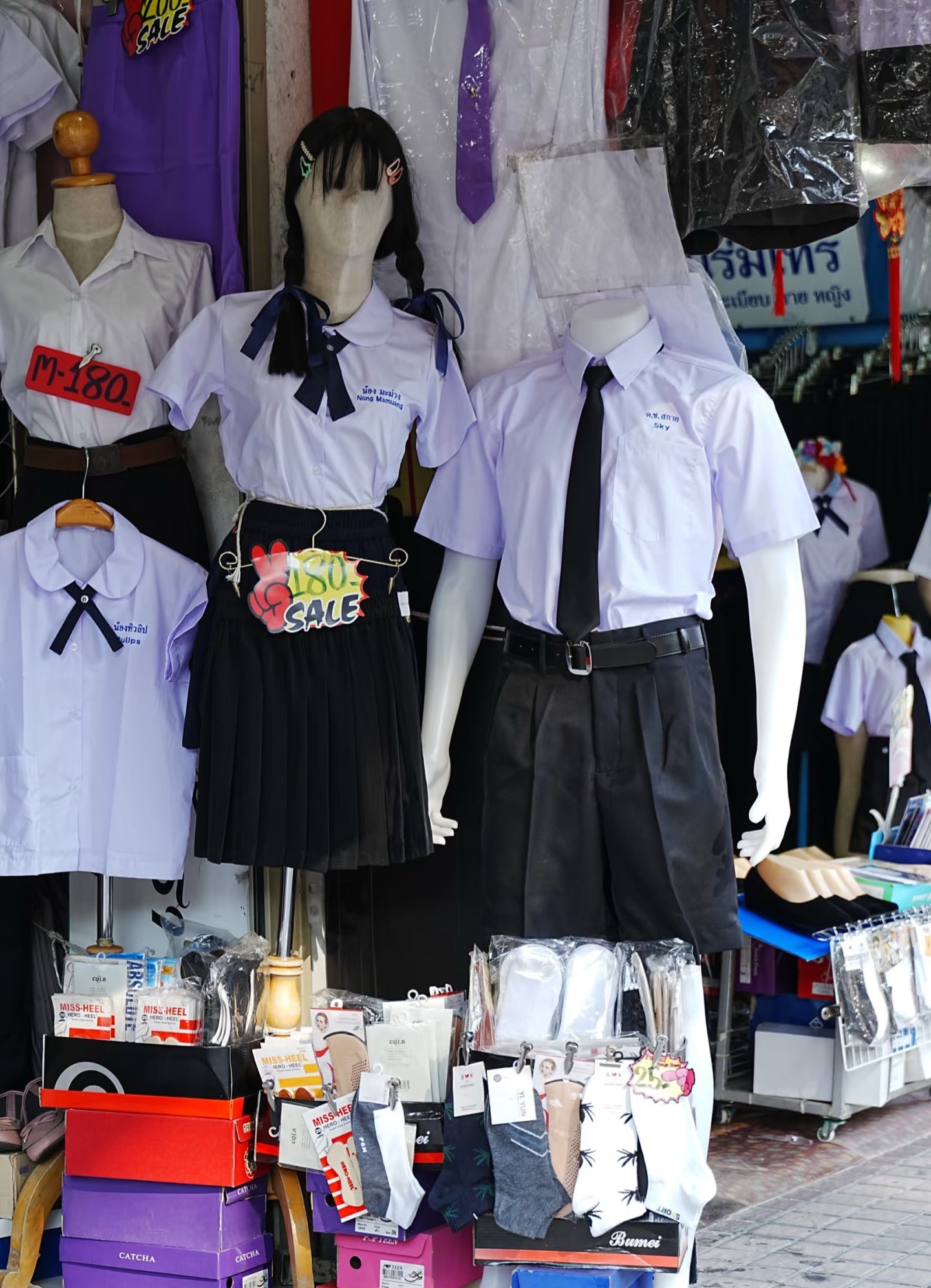 今天购物🛍️非常有意思，学校门口的校服店，图1这种浅蓝色很可爱的校服随便买随便