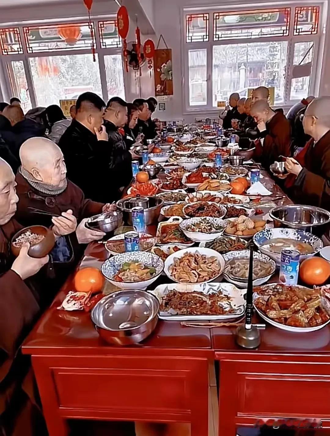 这样的斋饭实在是太丰盛了，看着都令人流口水啊！
这斋饭可不是一般人能吃得起的，有