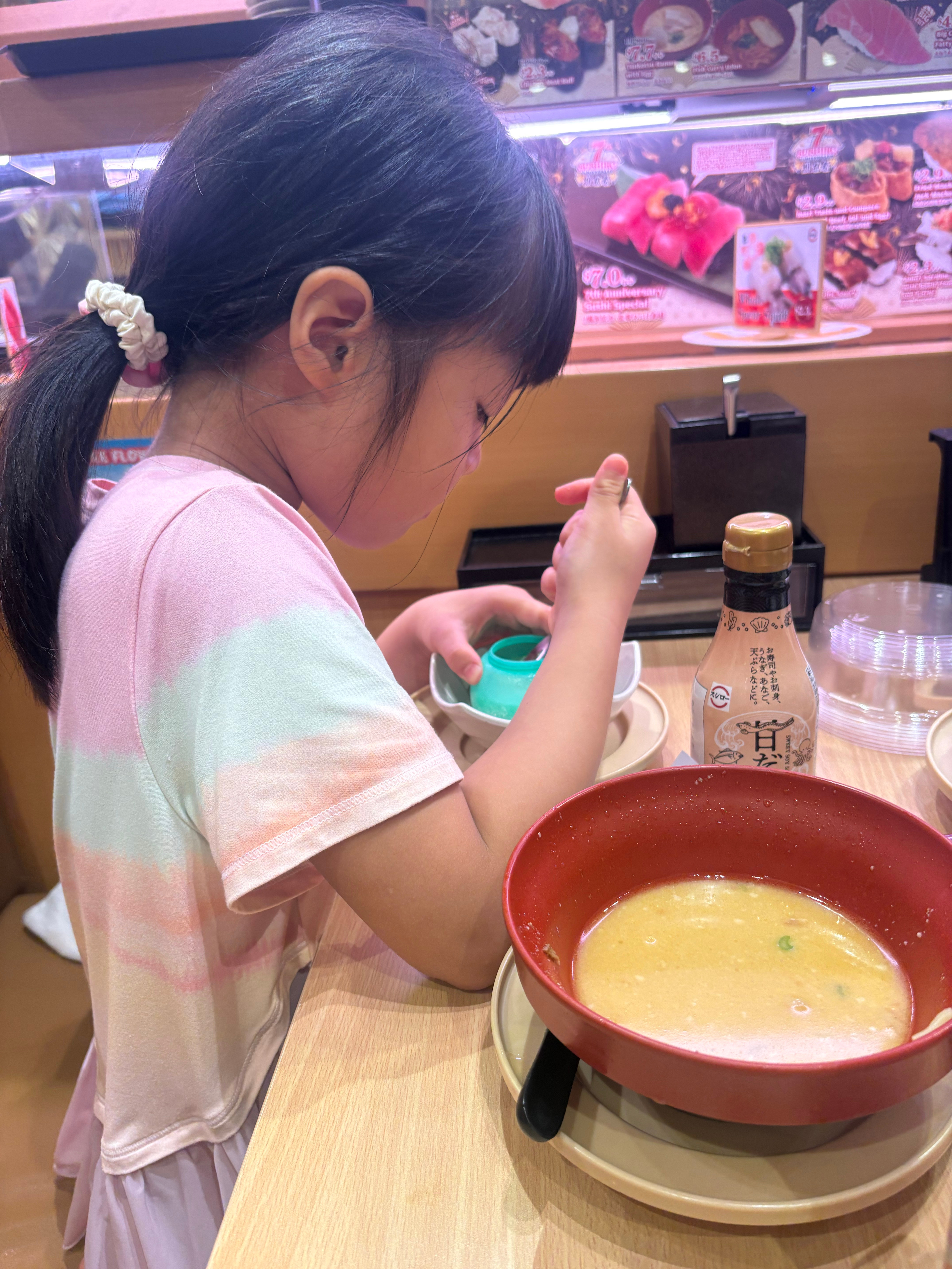艾文提出晚饭去外面吃，妹也很开心附议。胃口还不错，怎么回事