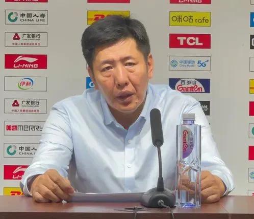 山东高速男篮不出意外的被青岛队双杀！
看完上半场，我就直接关掉了电视！
这群玩意