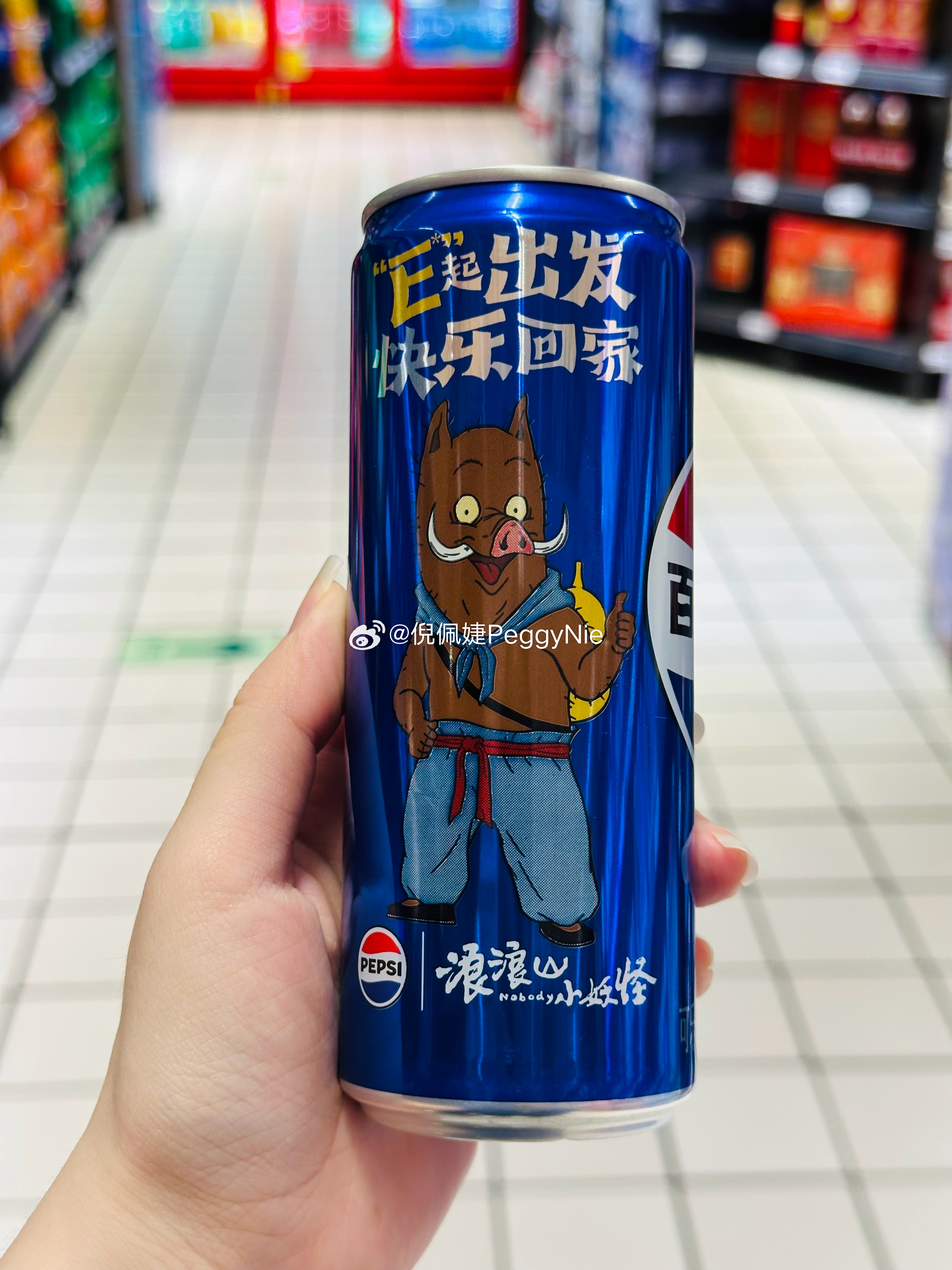 总是被可爱的包装吸引图1矿泉水的外包装是超萌的东北虎幼崽在满是世界杯限定的可口可