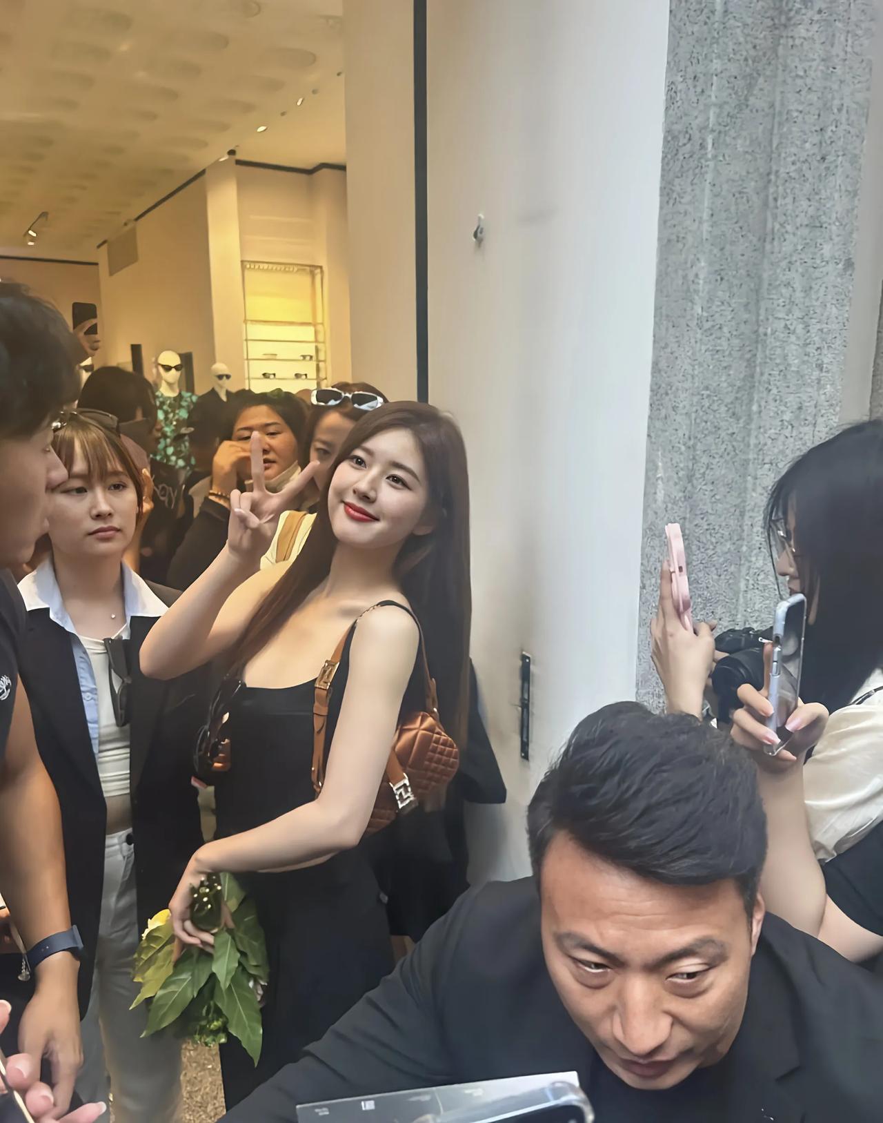 赵露思脸蛋肉肉的，骨子里更是有着可爱劲。#赵露思美不美#