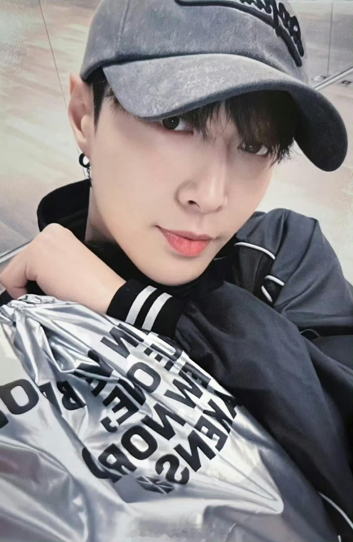 张艺兴发文道歉张艺兴因临时缺席EXO粉丝见面会引发争议，本人于12月14日发文道