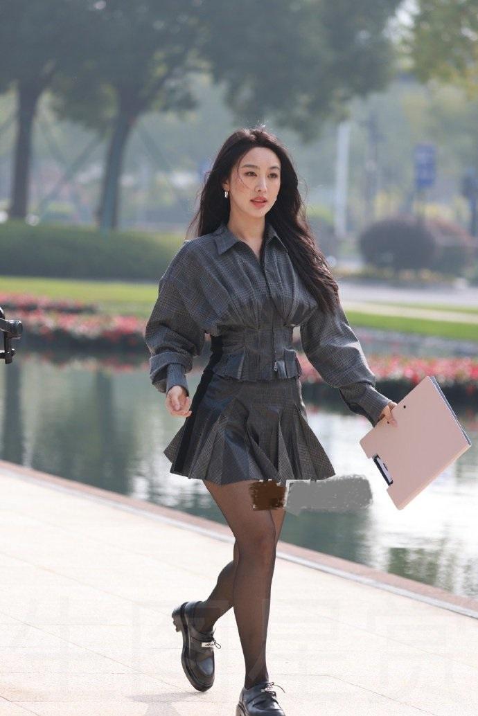 最近李菲儿在外出的时候穿的好有个性，她这次大秀美腿，像个摩登女郎。

李菲儿上身