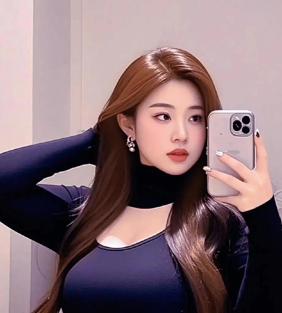 虞美人·女人俏
文/无冕诗人

1
蛾眉淡扫樱桃小，
秀发随风袅。
罗裙轻舞韵悠