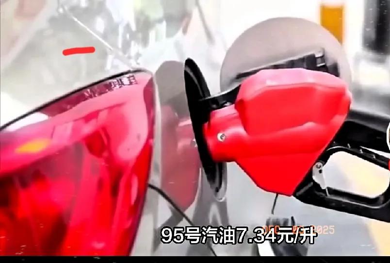 车主狂喜！12月2日油价真的降了，下周一还能再省一笔！
 
刚刷到油价消息直接懵