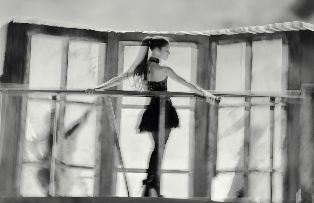 ArianaGrande  团队更新后台照萌兔一只♡ 