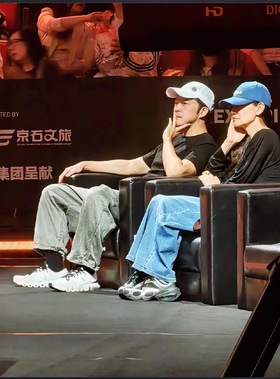 沙溢胡可来现场看北满男单半决赛！
这个位置在内场是买不到的哦
所以两口子是被邀请