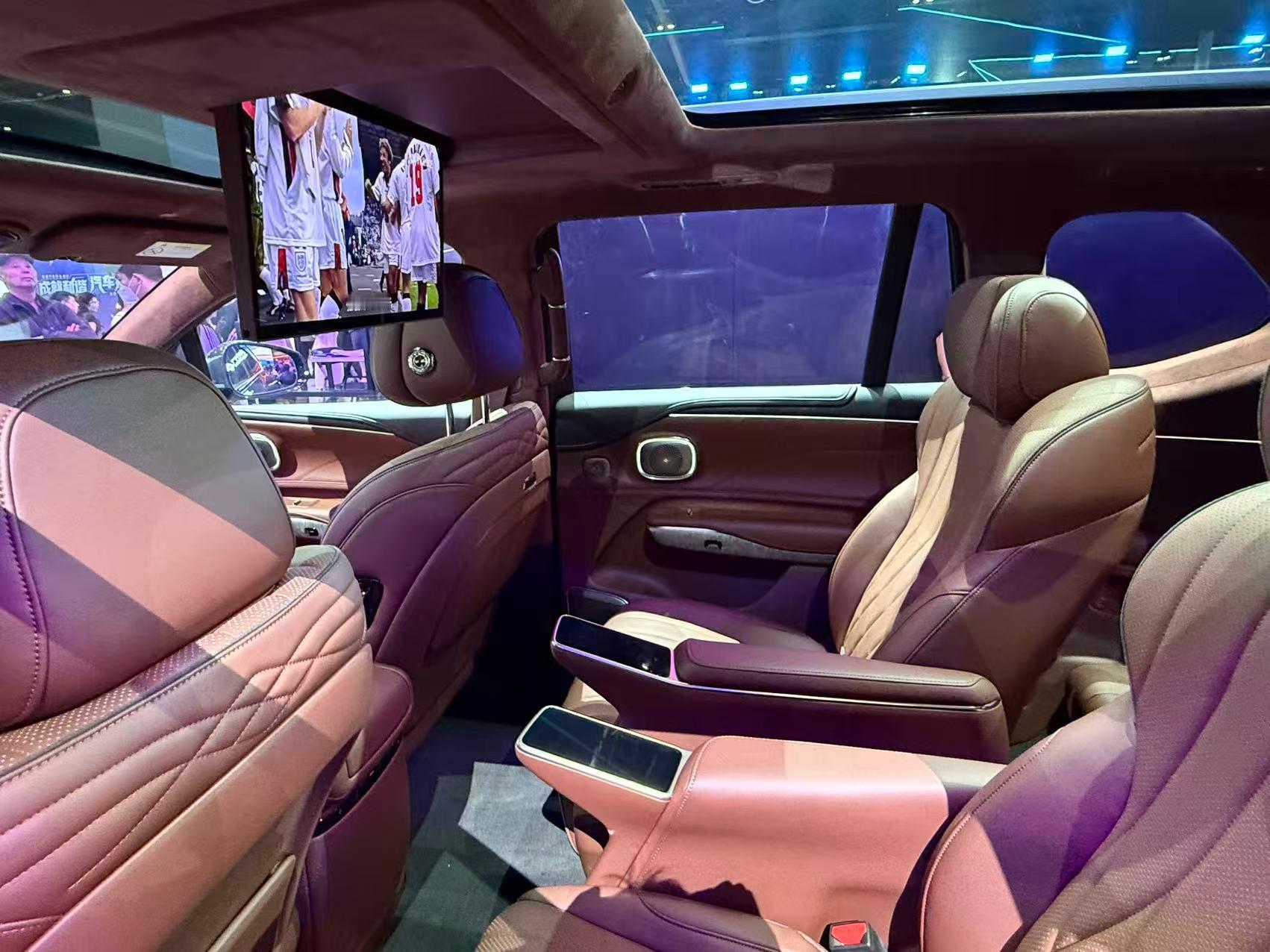 杰哥带你逛2026北京车展——昊铂展台！昊铂这次玩的是"华系双智旗舰"的牌。S6