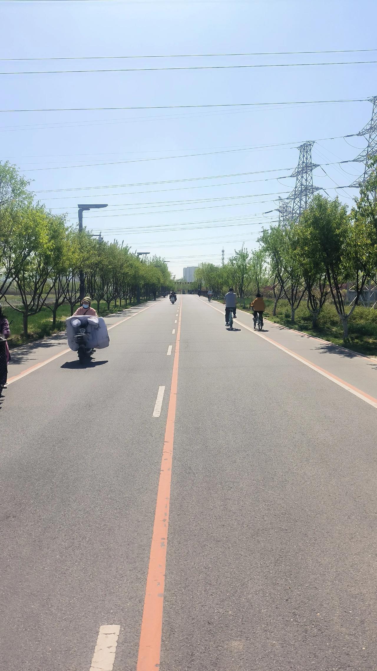 保定护城河大变样！水清岸绿，还藏着皮划艇训练队

周六上午，在北堤路护城河畔散步