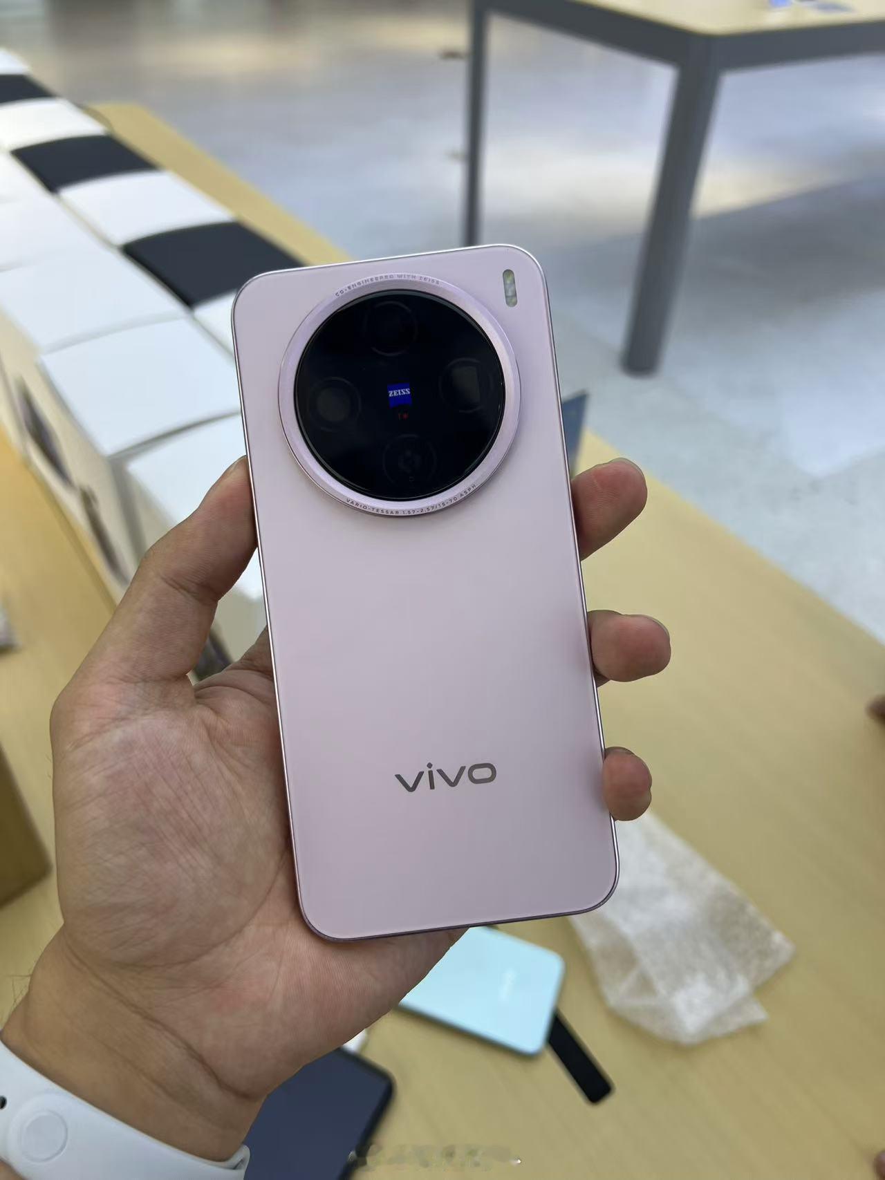 浅浅摸了一下vivo x200 Pro mini，手感是真的好！这个粉色实机巨好