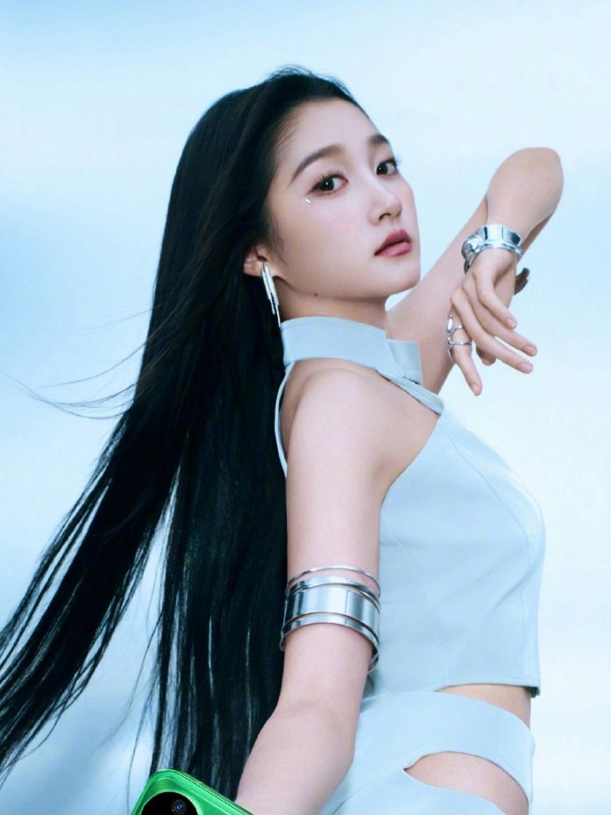 关晓彤泪钻关晓彤黑长直蓝裙 关晓彤黑长直蓝裙 