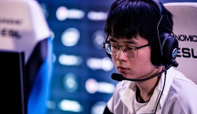 雕哥：石头他们组了个班子出国打比赛，就说临时训练一下打个勇士联赛，那个班子很妖，