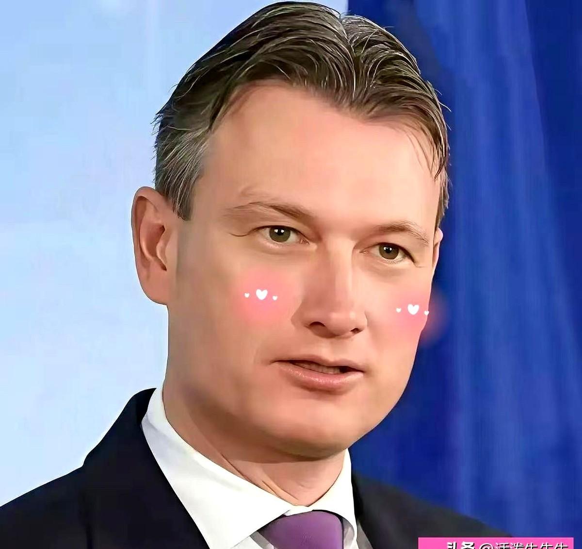 荷兰大臣卡雷曼斯近几日表示，愿意与某个中国就安世半导体被迫资产冻结一事进行谈判。