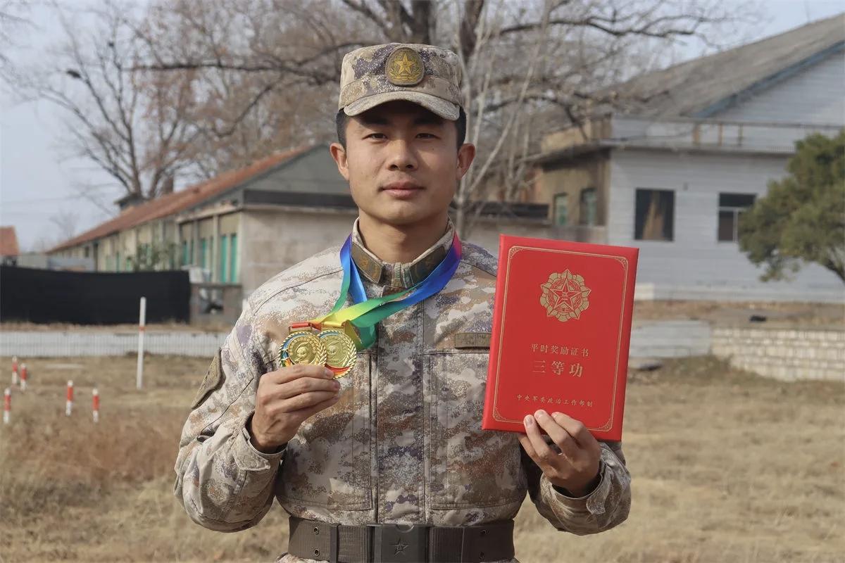 李奕，河南叶县人，中士军衔，现任班长。入伍以来，他荣立三等功3次，获嘉奖2次，被