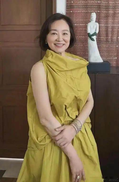 4月25日，71岁的林青霞以作家、荣誉博士身份出席香港中文大学崇基学院七十五周年