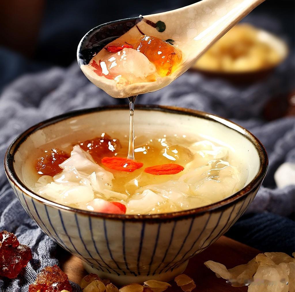 #上联：一碗二两三鲜面，诚邀下联#
我对下联是：千丝万缕银耳羹。

这个上联“一