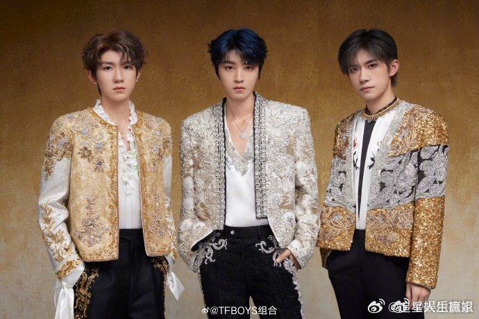 TFBOYS十二周年，王俊凯、王源、易烊千玺卡点发博，时间过得太快了，十年之约已