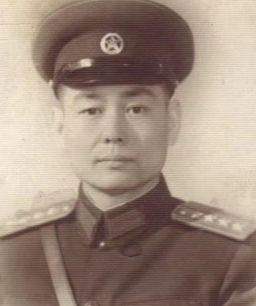 1962年，一个参谋偶然得知，自己的妻子可能和师长有染，气坏了，就去找师长汇报工