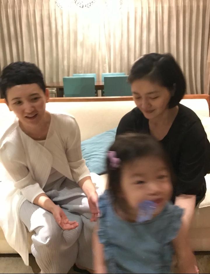 关于这一点，我觉得首先大s 肯定是爱小孩的，要不然也不能对自己的外甥外甥女那么的