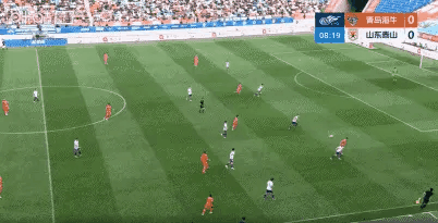 看看山东泰山这个防守，海牛8分钟内4次打入禁区，全部形成了射门，黄政宇和刘洋把人