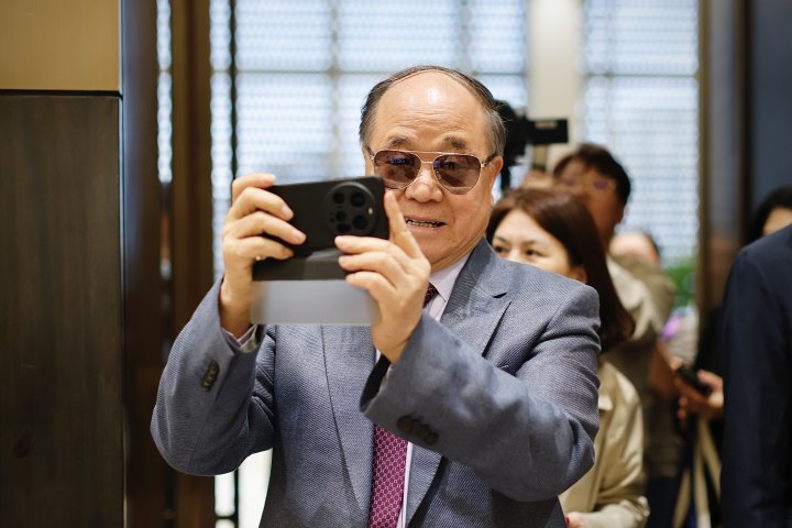 夸杭州人太靠谱、迷恋刷短视频、最浪漫的事就是想在西湖边买条船.......71岁莫言现身杭州，畅聊十