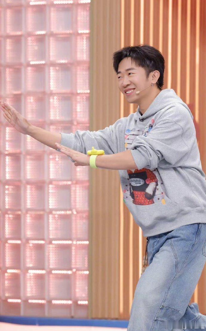 魏大勋杨迪复制粘贴跳Disco魏大勋杨迪跳 Disco，动作同步如复制粘贴，卡点