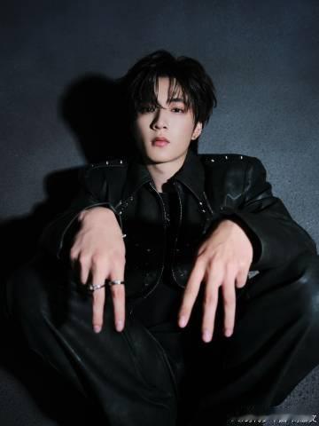 刘耀文45度站姿升级了 来回刷了快十个站姐的直拍根本停不下来，他往那一站腰往后仰