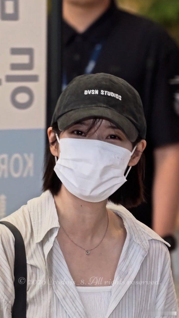 IU短发棒球帽IU短发棒球帽完全女大学生 ​​​太喜欢这种生活化的造型了，IU 