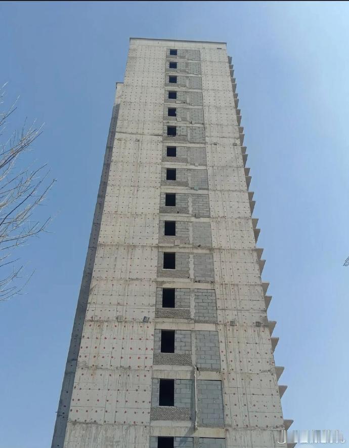 我对建筑不太了解，为什么窗户要做这么小？难道大窗户不好吗？ ​​​