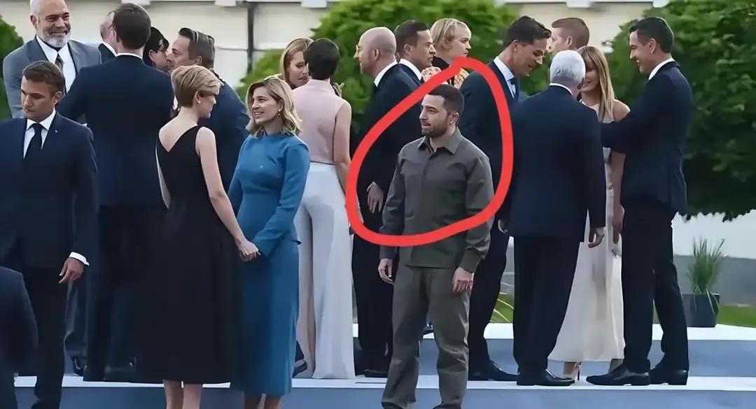 为何泽连斯基就是不醒悟呢？说实话，你们都错了，泽连斯基他心里很清楚，乌克兰没有足